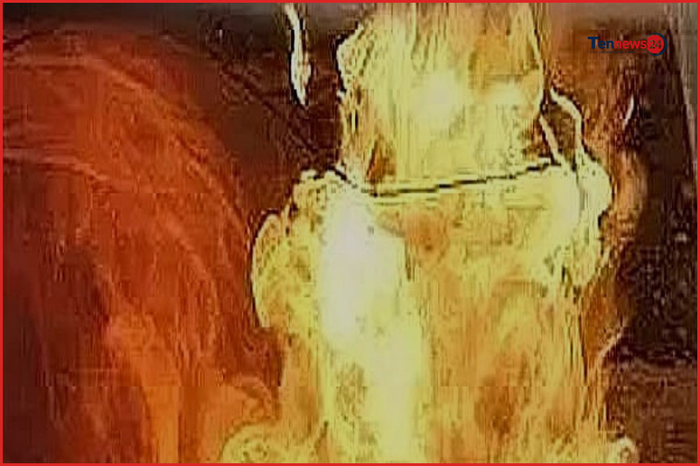 মহাখালীতে এসকে শপিং মলের পেছনের ভবনে আগুন