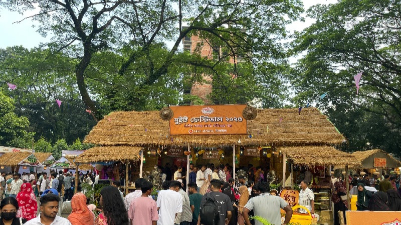 মিষ্টি-শাড়ির উৎসব ছাপিয়ে নজর কাড়ল ‘ব্র্যান্ড টাঙ্গাইল’