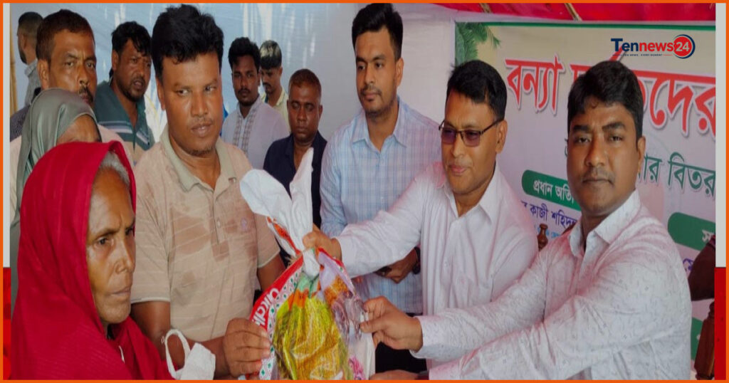 রাজশাহীতে পানিবন্দী মানুষের পাশে ত্রাণ নিয়ে জেলা প্রশাসক