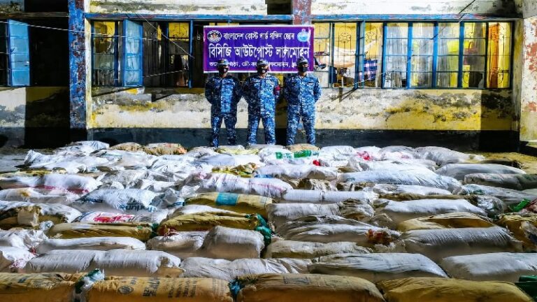 লালমোহনে ২২ লাখ টাকার নিষিদ্ধ পলিথিন জব্দ করল কোস্ট গার্ড