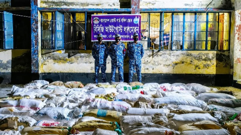 লালমোহনে ২২ লাখ টাকার নিষিদ্ধ পলিথিন জব্দ করল কোস্ট গার্ড
