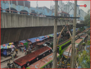 সড়কে বাস পার্কিংয়ে তীব্র যানজট, প্রতিকার চাইলে পুলিশের উল্টো জবাব