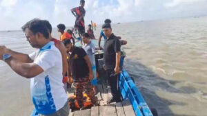 সিরাজগঞ্জে যমুনায় বালুবোঝাই বলগেট ডুবে দুই শ্রমিক নিখোঁজ