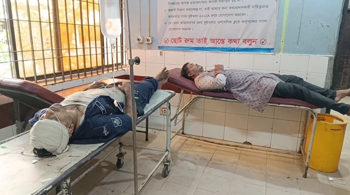 ব্রাহ্মণবাড়িয়ায় পুলিশের পিকআপ ভ্যান খাদে