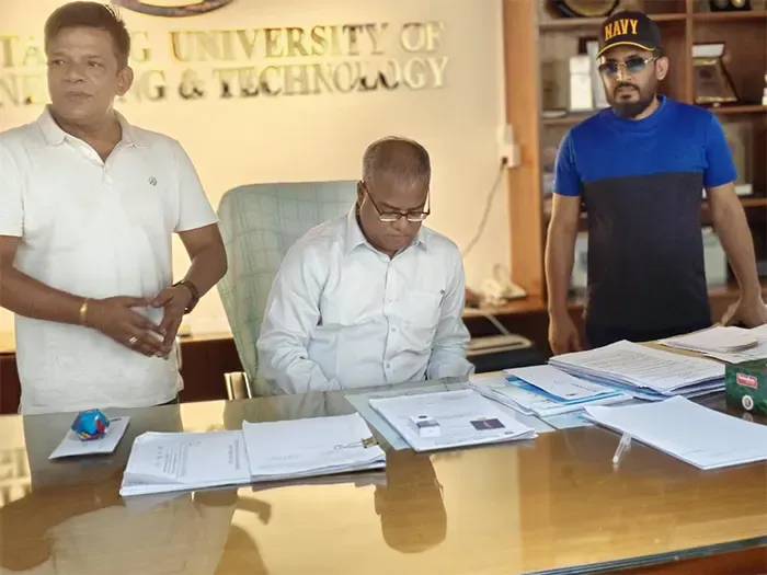 চুয়েটে আন্দোলন: তালা ভেঙে প্রশাসনিক ভবনে নতুন উপাচার্য
