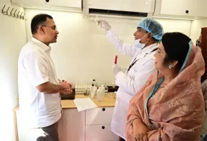 নিরাপদ খাদ্য নিশ্চিতে ভ্রাম্যমাণ ল্যাব পরিদর্শন করলেন প্রধানমন্ত্রী