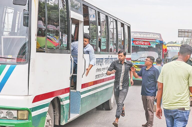 ঢাকার গণপরিবহনে শৃঙ্খলা ফেরাতে ছয় মাসের নতুন লক্ষ্য