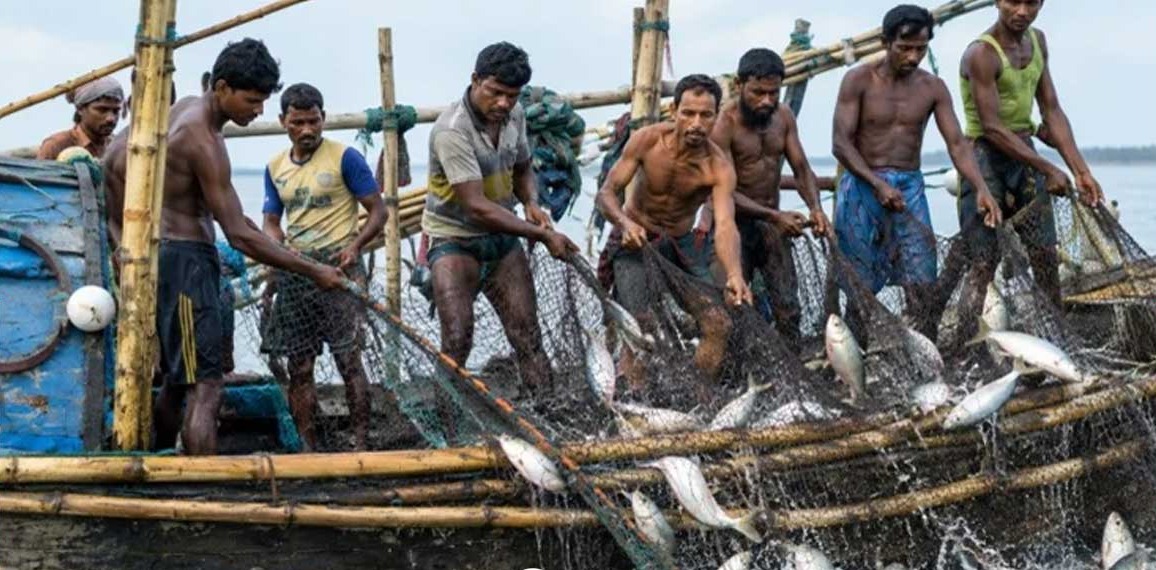 ইলিশের ভরা মৌসুমে সাড়ে ৬ লাখ জেলের জন্য ভিজিএফ