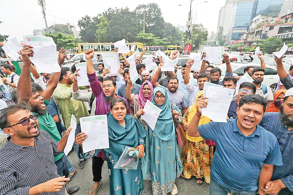 যুব উন্নয়ন নিয়োগে প্রশ্নফাঁস: দায়ীদের শাস্তি ও ক্ষতিপূরণের দাবি