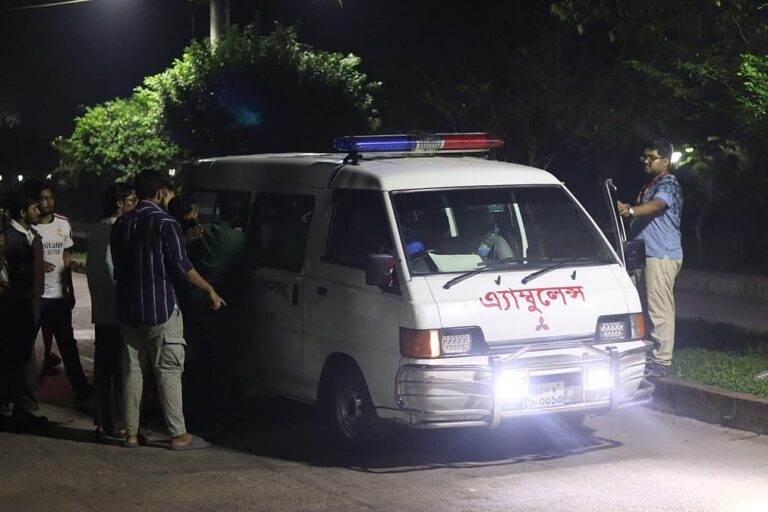 সাবেক উপাচার্য পুনর্বহালের দাবিতে ১৫ ঘণ্টা ধরে অবরুদ্ধ চুয়েট