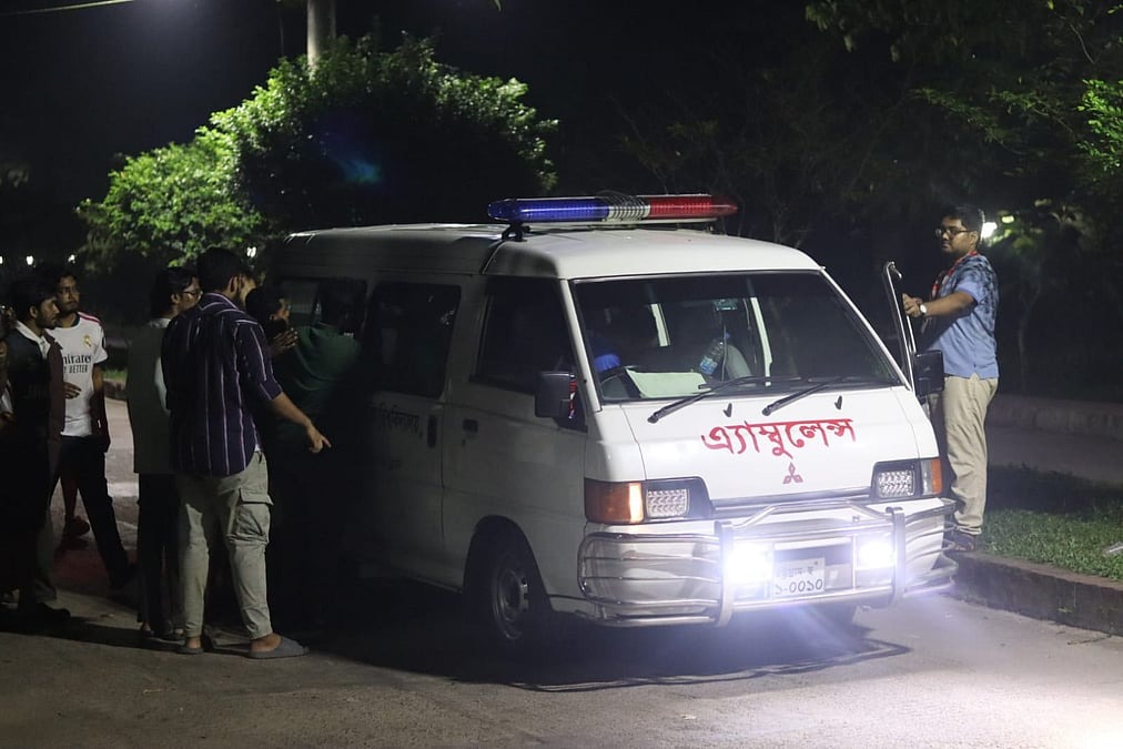 সাবেক উপাচার্য পুনর্বহালের দাবিতে ১৫ ঘণ্টা ধরে অবরুদ্ধ চুয়েট