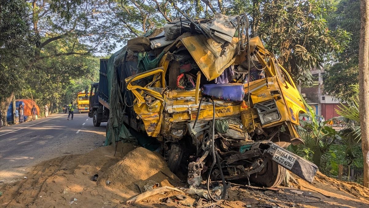 নাটোরে বাস-ট্রাক মুখোমুখি সংঘর্ষ, নিহত ১৪
