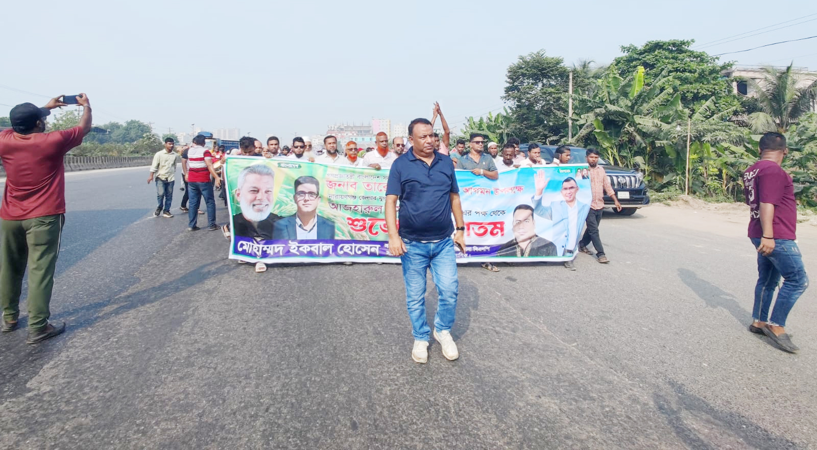 ফেনী অভিমুখে প্রধানমন্ত্রী তারেক রহমানকে সিদ্ধিরগঞ্জ থানার ২ নম্বর ওয়ার্ড বিএনপির সাধারণ সম্পাদক ও সাবেক কমিশনার জনাব ইকবাল হোসেনের নেতৃত্বে লাখো নেতাকর্মীর অভূতপূর্ব সংবর্ধনা