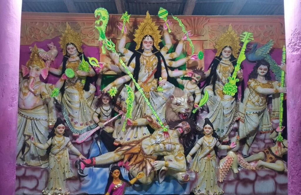 সাতক্ষীরায় প্রতিমা সাজে ভিন্নতা: তিল, মুক্তা ও পাটের ব্যবহার