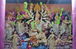 সাতক্ষীরায় প্রতিমা সাজে ভিন্নতা: তিল, মুক্তা ও পাটের ব্যবহার