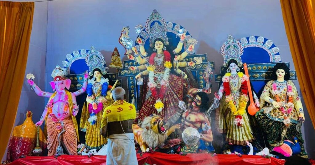 উৎসবের আমেজে মহাষ্টমী, পূজামণ্ডপে ভক্তদের ঢল