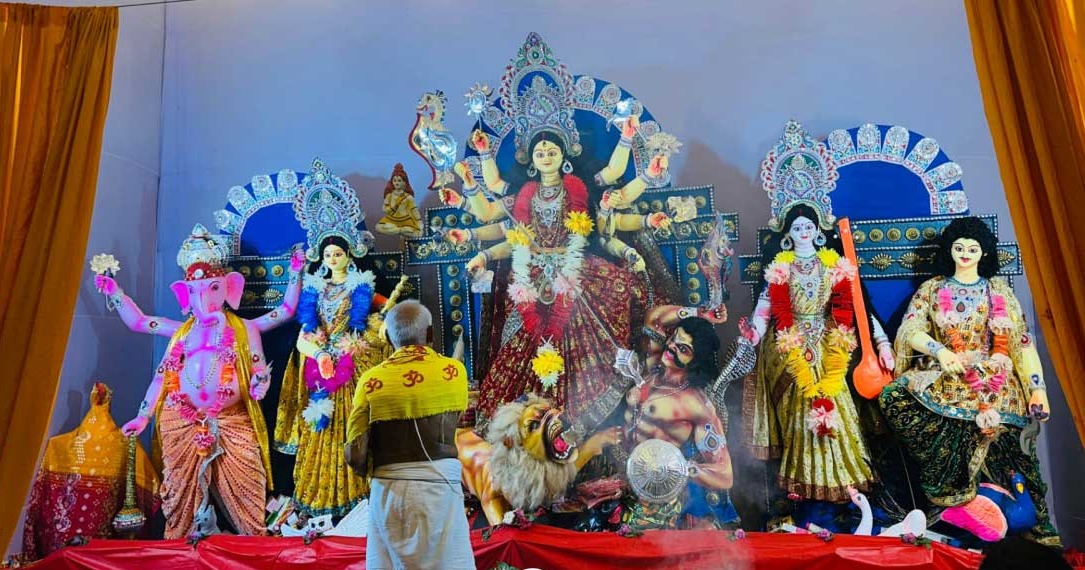 উৎসবের আমেজে মহাষ্টমী, পূজামণ্ডপে ভক্তদের ঢল
