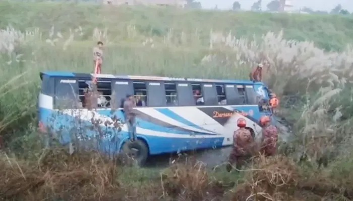 ঢাকা-মাওয়া এক্সপ্রেসওয়েতে বাস দুর্ঘটনা: তিন যাত্রী নিহত