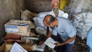 রাজশাহীতে পুলিশের উপস্থিতিতে খুলল সার ডিলারের দোকান