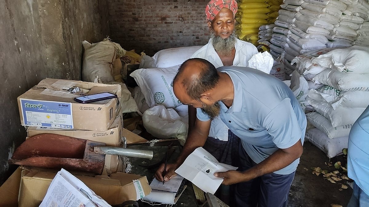 রাজশাহীতে পুলিশের উপস্থিতিতে খুলল সার ডিলারের দোকান