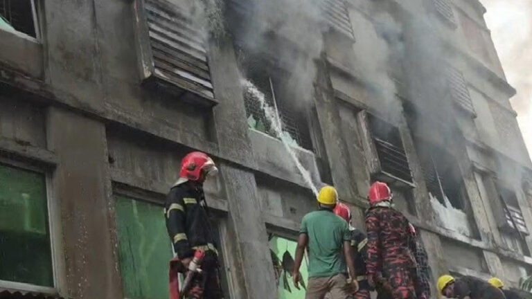 গাজীপুরে কারখানায় অগ্নিকাণ্ড, ৬৯ শ্রমিককে নিরাপদে উদ্ধার