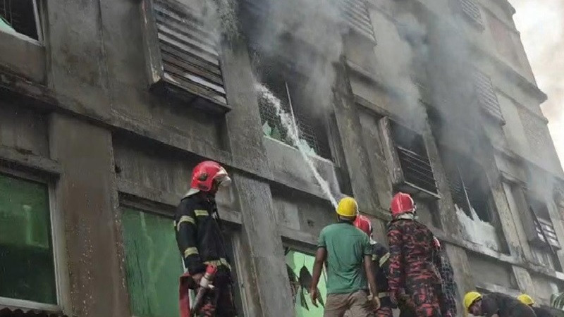 গাজীপুরে কারখানায় অগ্নিকাণ্ড, ৬৯ শ্রমিককে নিরাপদে উদ্ধার