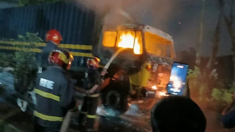 সোনারগাঁয়ে রাসায়নিকবাহী কাভার্ড ভ্যানে আগুন