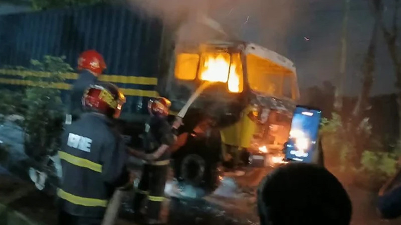 সোনারগাঁয়ে রাসায়নিকবাহী কাভার্ড ভ্যানে আগুন