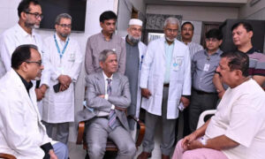 হাসপাতালে চিকিৎসাধীন ভূমিমন্ত্রীকে দেখতে গেলেন রাষ্ট্রপতি