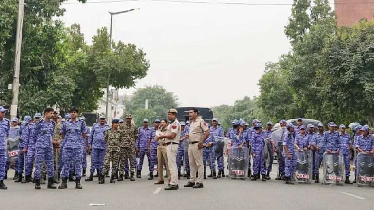 দিল্লিতে নারী বিক্ষোভকারীদের হেনস্তা