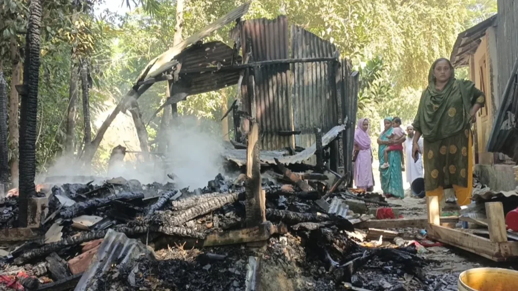 মাদারীপুরে মসজিদ কমিটি নিয়ে সংঘর্ষ, বাড়িঘরে আগুন ও লুটপাট