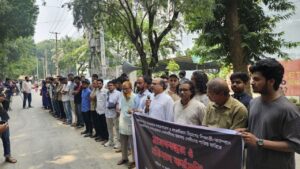 রাবিতে সাংবাদিকদের ওপর হামলার বিচার দাবিতে শিক্ষক-শিক্ষার্থীদের মানববন্ধন